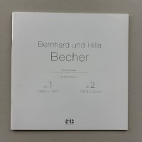 Bernhard und Hilla Becher Teil 1 1964 > 1977 Ephemera & catalogues : Revues, catalogues d’expositions, cartons d’invitations, affiches. Teil 2 1970 > 2010 Ouvrages monographiques