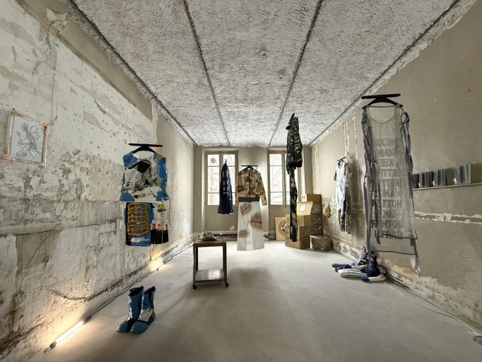 D’AMOUR DE PÉTROLE ET DE SANG , Agir Bizarrement, 2025, Motto Paris