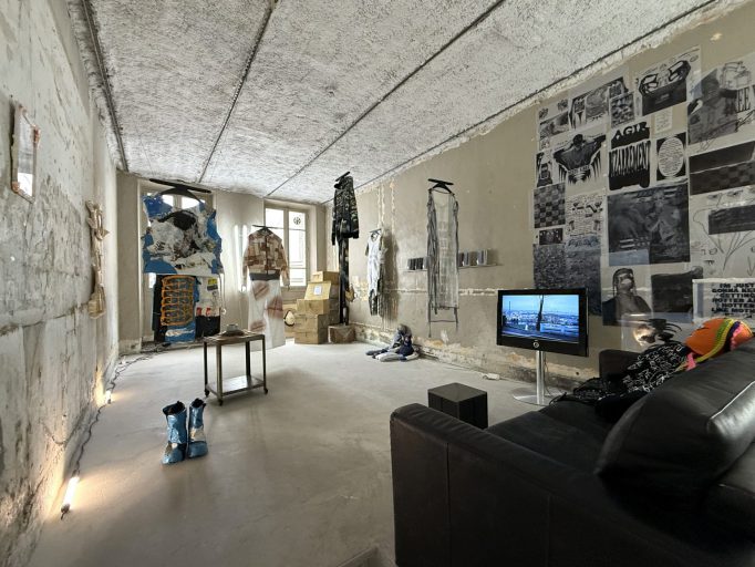 D’AMOUR DE PÉTROLE ET DE SANG , Agir Bizarrement, 2025, Motto Paris