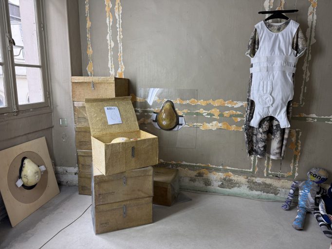 D’AMOUR DE PÉTROLE ET DE SANG , Agir Bizarrement, 2025, Motto Paris