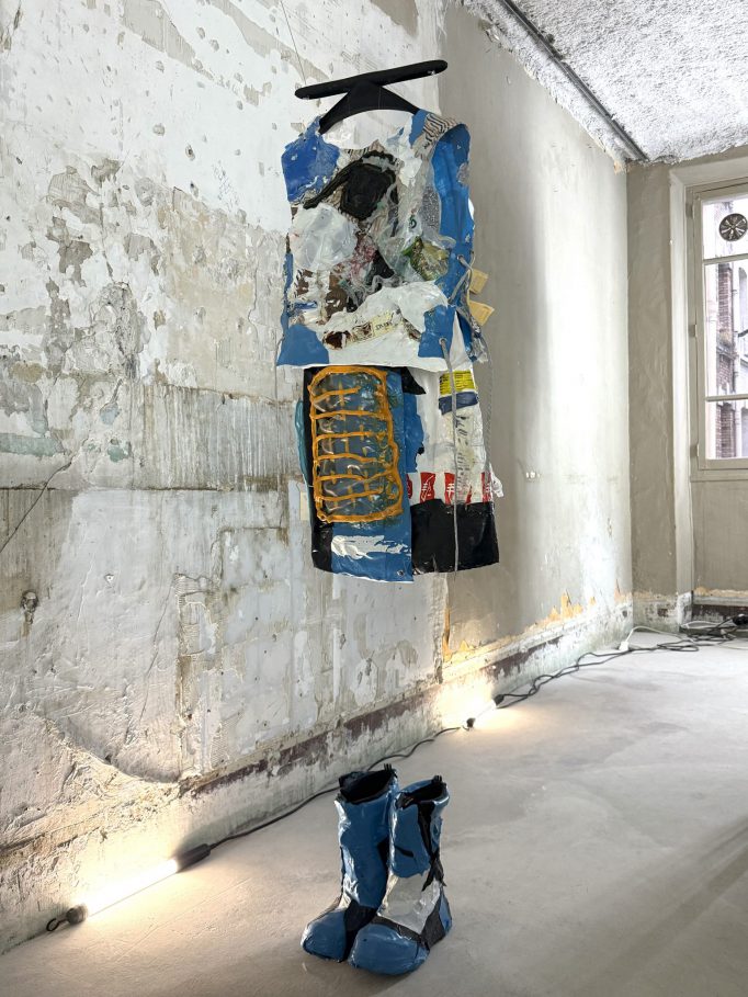 D’AMOUR DE PÉTROLE ET DE SANG , Agir Bizarrement, 2025, Motto Paris