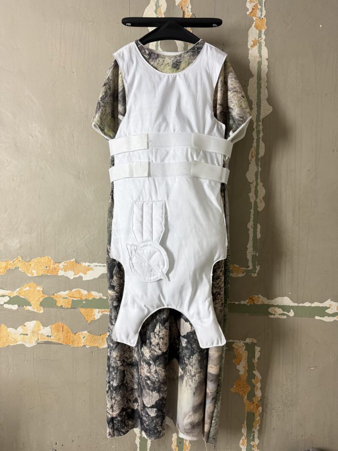 D’AMOUR DE PÉTROLE ET DE SANG , Agir Bizarrement, 2025, Motto Paris