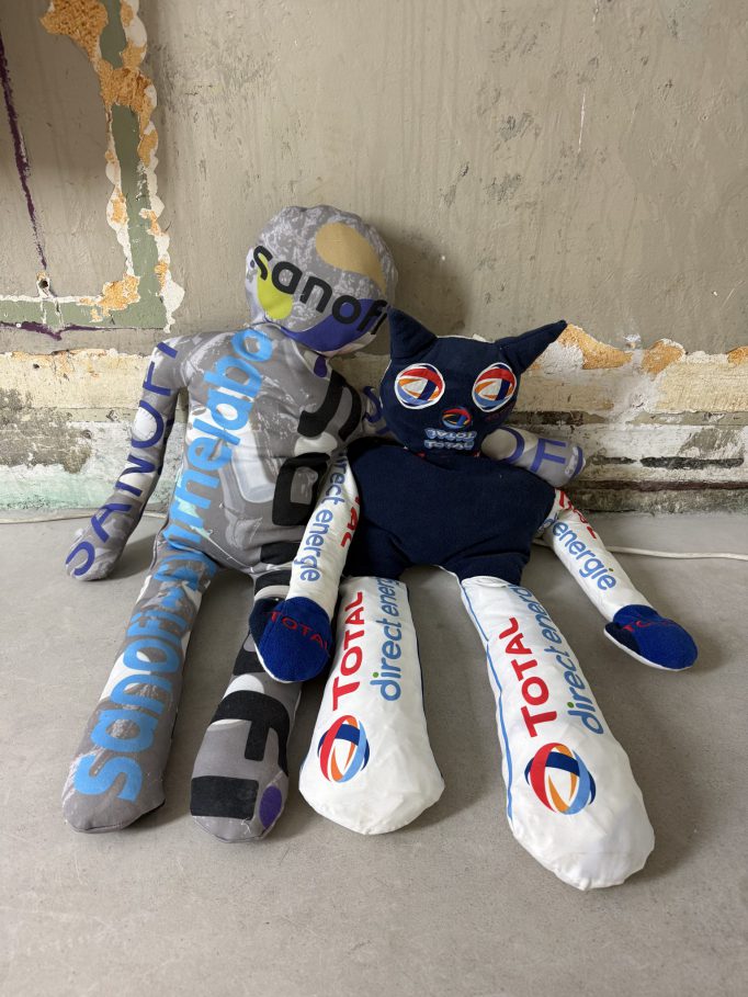 D’AMOUR DE PÉTROLE ET DE SANG , Agir Bizarrement, 2025, Motto Paris