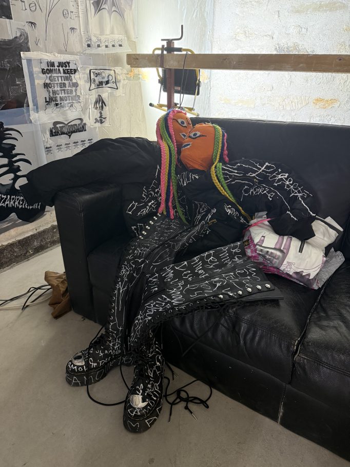 D’AMOUR DE PÉTROLE ET DE SANG , Agir Bizarrement, 2025, Motto Paris